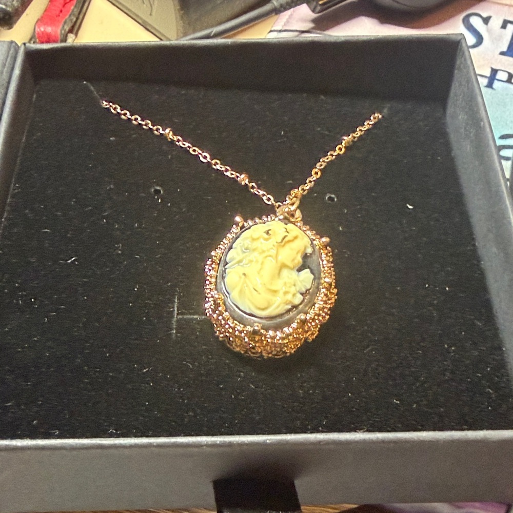 Vintage Gold Cameo Pendant Necklace